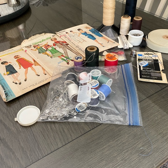 Vintage sewing patterns w/threads needles buttons eye hooks and more 3 Mcalls - Picture 5 of 9